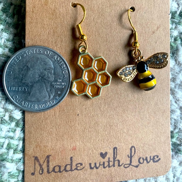🐝 NWT 🐝 Asymmetrical Bee & Hive Enamel  Earrings✨ ✨Hand Crafted ✨Artisan✨ - Picture 4 of 4